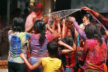 İnsanlar Rangpanchami, Holi festivali, Hindistan 'da eğleniyor..