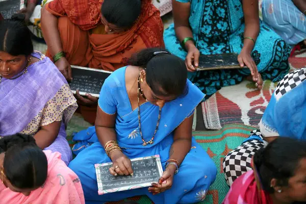 Sangli, Maharashtra, Hindistan 'da açık okulda alfabe öğrenen seks işçileri