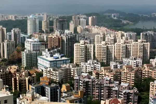 Powai, Bombay Mumbai, Maharashtra, Hindistan 'daki yüksek binaların genel manzarası. 