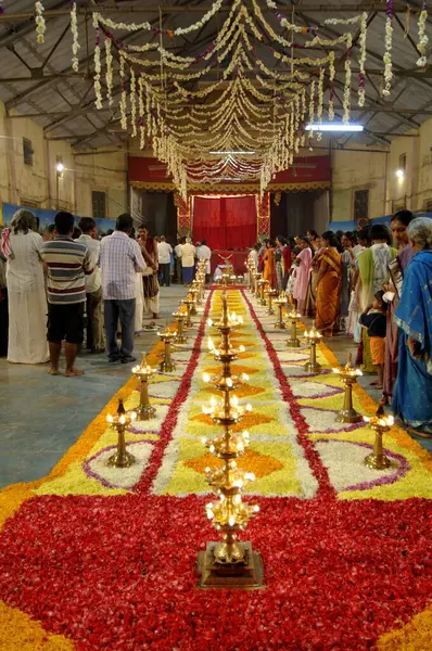 Ayyappa Pooja Kutlamaları, Kerala, Hindistan 'da yerde çiçek süslemeleri 