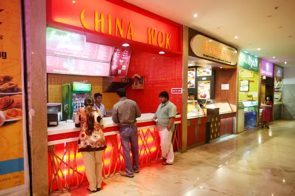 Andheri, Bombay, Mumbai, Maharashtra, Hindistan 'daki yemek reyonunda yemek tezgahı. 