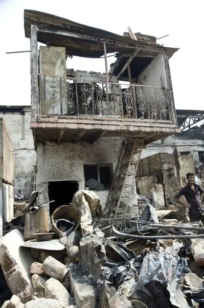 Gecekondu yangınlarının gündüz vakti Damu Nagar, Kandivali, Mumbai, Maharashtra, Hindistan, Asya