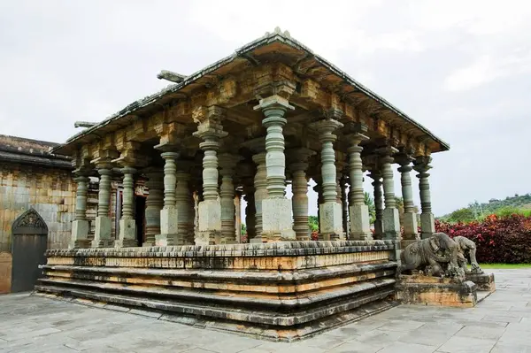 Jain Bastis 'teki Parsvanatha Tapınağı; Halebid Halebidu; Hassan; Karnataka; Hindistan