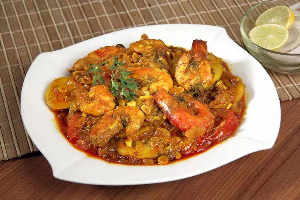 Vejetaryen olmayan gıda konsepti, servis tabağındaki karides masalı.  