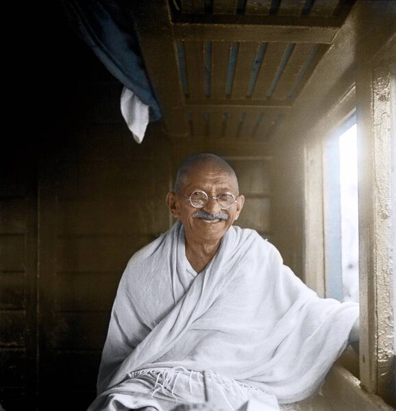 Махатма Ганди смеется в купе поезда, направляющегося в Аллахад, Уттар-Прадеш, Индия, Азия, 18 ноября