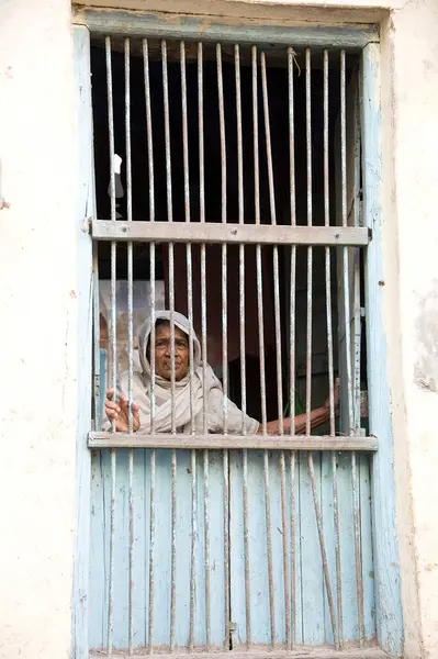 Yaşlı kadın vidhwa mahila ashram mathura, uttar pradesh, Hindistan 