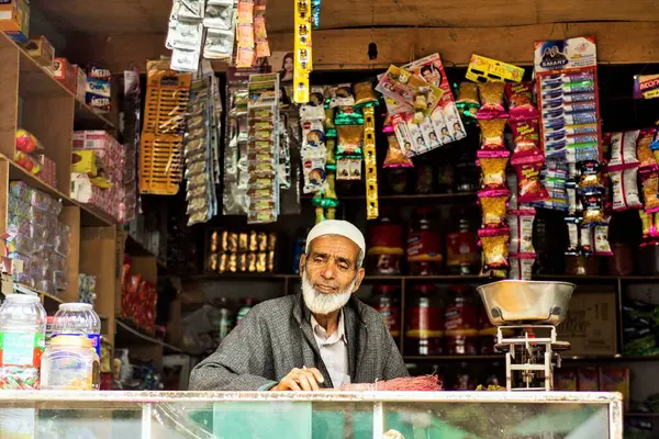 Kaşmirli yaşlı adam dükkanında, Dawar köyü, Gurez, Kashmir, Hindistan, Asya 