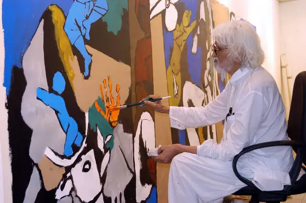 Ressam M F Hussain Bombay Mumbai, Maharashtra, Hindistan 'daki Pundole Sanat Galerisi' nde bir resim yapıyor.  