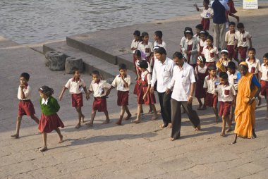 Okul çocukları pikniği, Wai, Satara Bölgesi, Maharashtra, Hindistan 2008 