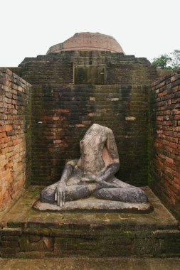 Lord Buddha 'nın heykeli; Budist alan stupası 1400 feet uzunluğunda ve 51 feet yüksekliğinde; Kesariya; Bihar; Hindistan