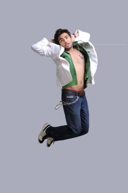 Kot pantolonlu ve yeşil formalı beyaz ceketli bir adam atlıyor.