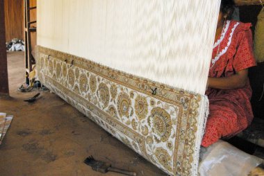 Halı imalatçısı çalışıyor.