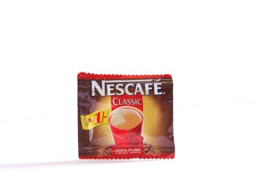 Beyaz arka planda Nescafe hazır kahve paketi