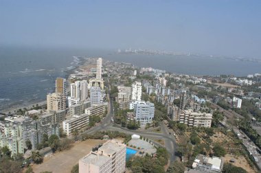 Worli 'nin havadan görünüşü, Mumbai, Bandra' ya bakan Arap Denizi 'nin arka planında bu iki yer Bandra-Worli deniz hattı inşaatı ile bağlantılı olacak. 