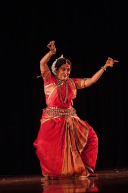 Hint klasik dansçısı, Sonal Mansingh, Odissi dans gösterisi, Mumbai, Maharashtra, Hindistan, Asya