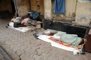 Yaya yolunda uyuyan evsiz adam, mumbai, maharashtra, Hindistan, Asya 