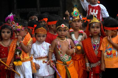 Çocuklar Bombay 'daki Janmashtami festivalini kutlamak için Radha-Krishna gibi giyiniyorlar.