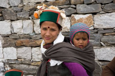 Kinnauri kadını sırtında bebek taşıyor. Nako himachal pradesh India Asia.