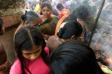 Babu Ghat, Kolkata, Batı Bengal, Hindistan 'da Kartik Purnima' yı (Dolunay) kutluyoruz.  