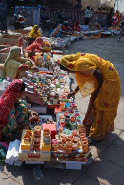 Kadınlar pazardan alışveriş yapıyor, Jodhpur, Rajasthan, Hindistan 