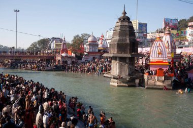 Takipçiler Haridwar Uttarakhand Asya 'daki Ganga nehrine daldılar. 