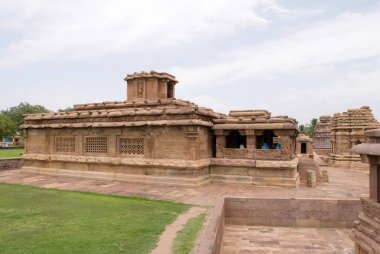 7. yüzyılda inşa edilen Ladkhan tapınağının manzarası, Aihole, Karnataka, Hindistan 