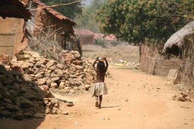 Jharkhand, Hindistan 'daki köy evlerinde kafasında çatal bıçak taşıyan genç bir kız.