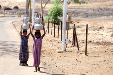 Mal Köyü, Thane, Maharashtra, Hindistan ve Asya 'daki kuyulardan su taşıyan genç kızlar 