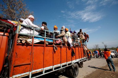 İnsanlar Punjab, Hindistan 'da kamyonda oturuyor. 