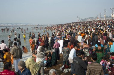 İnsanlar Uttar Pradesh Hindistan 'da kumbha mela nehrinde banyo yapıyor.  
