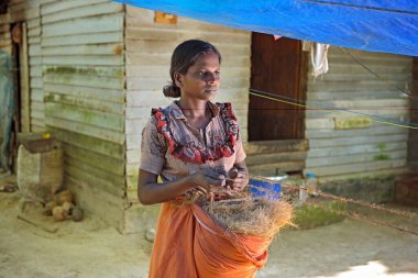 Keralite kadın kulübede ip yapıyor, geleneksel yöntem, Kerala, Hindistan   