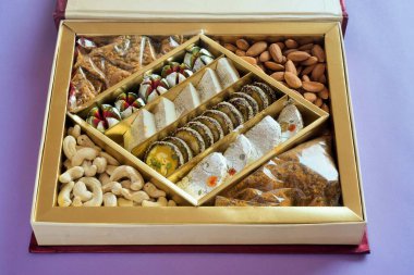 Hint tatlıları Namkin 'i hediye kutusunda kurutur, Diwali Festivali, Mumbai, Maharashtra, Hindistan, Asya