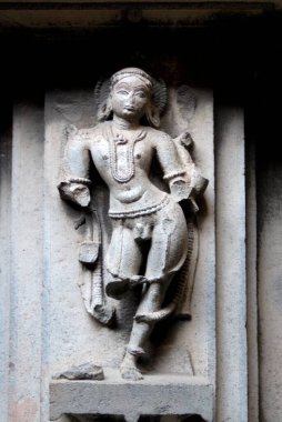 Taluka Purander, bölge Pune, Maharashtra, Hindistan 'daki Bhuleshvar tapınağındaki dekoratif panellere oyulmuş bir kadın. 