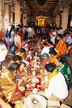 Dagdu seth halwai Ganesh 'e, Ganesh ganpati festivaline katılan çiftler. Fil başlı Lord alayı, pune, maharashtra, Hindistan 