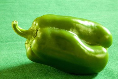 Yeşil arka planda sebze, baharatlı kırmızı biber Shimla Mirch Capsicum yıllık Capsicum frutescens