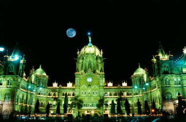 Victoria Terminali 'ni aydınlattı. Şimdi Chhatrapati Shivaji Terminali, Bombay Mumbai, Maharashtra, Hindistan.