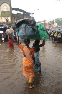 Kurla West tren istasyonunun dışında muson yağmurları, Mumbai Bombay, Maharashtra, Hindistan