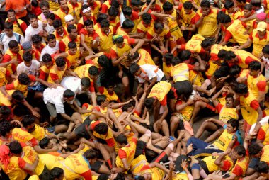 Janmashtami festivali, Mumbai, Maharashtra, Hindistan ve Asya 'da Dahi Handi' yi yıkmak için insan piramidi yapan adamlar.