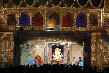 Dagduseth Halwai Ganapati 'nin zenginleştirilmiş dekorasyonu, Ganapati Festivali Pune, Maharashtra, Hindistan, Asya 