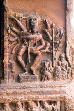 Badami mağarasında dans eden Siva, Karnataka, Hindistan 