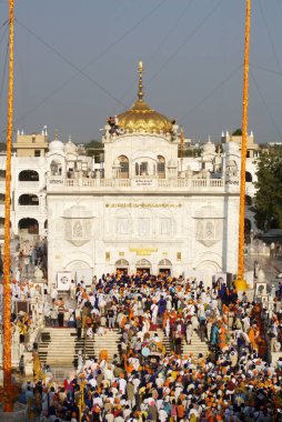 Sih müritleri, 30 Ekim 2008 'de Sachkhand Saheb Gurudwara' da Guru Granth Sahib 'in 30. yıl kutlaması için toplanırlar. 