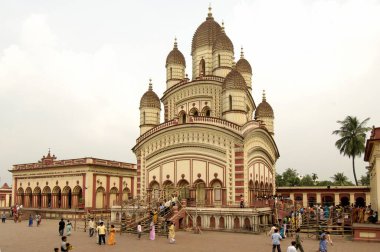 Seyyahlar Dakshineshwar Kali Tapınağı 'nı ziyaret ettiler 1847' de inşa edilen klasik Bengali kulübesi tarzında 12 Şiva tapınağı, Kalküta, şimdi Kolkata, Batı Bengal, Hindistan 