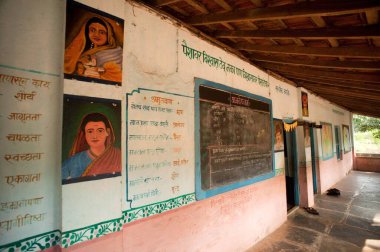 Rajwadi 'deki köy okulu, Sangmeshwar, Ratnagiri, Maharashtra, Hindistan