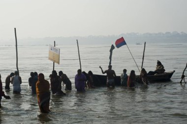 İnsanlar Uttar Pradesh Hindistan 'da Ganga Nehri kumbha mela' sında banyo yapıyor.  