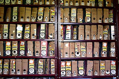 Bir referans kütüphanesinde sıra sıra kutu dosyaları, Ahmedabad, Gujarat, Hindistan 