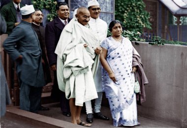 Mahatma Gandhi ve Sarojini Naidu 11 Kasım 1931 'de Buckingham Sarayı, Londra' ya gidiyorlar.