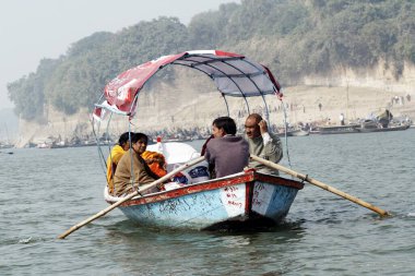 Allahabad, Uttar Pradesh, Hindistan 'daki dünyanın en büyük dini festivallerinden biri olan Ardh Kumbh Mela sırasında Ganj kıyılarında tekne veya feribot bulunuyordu. 