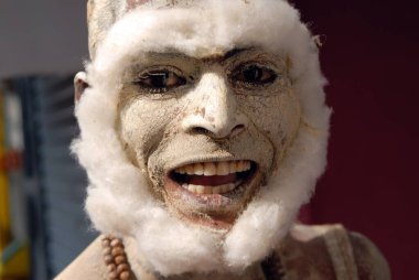 Güney Asyalı bir adam, sokak sanatçısı, bir maymun gibi yüzünü süslemiş, Hindistan 