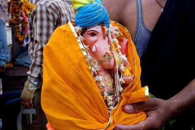 Ganeshji 'yi Visarjan Jodhpur Rajasthan için taşıyan adamlar Hindistan Asya 