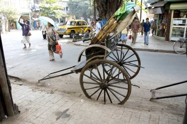 Boş el arabası duruyor ve insanlar yolda yürüyor, Kalküta şimdi Kolkata, Batı Bengal, Hindistan 